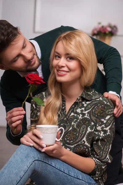 Casal encantador esperando Dia de São Valentim — Fotografia de Stock