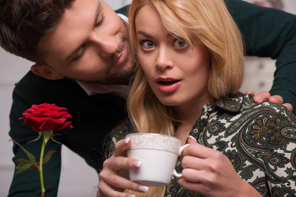 Casal encantador esperando Dia de São Valentim — Fotografia de Stock