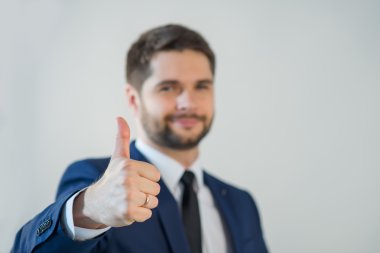 Yakışıklı genç adam.