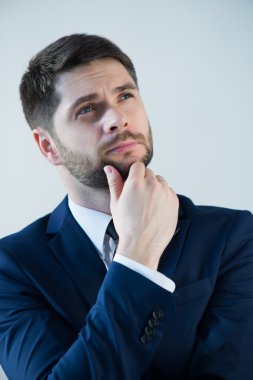 Yakışıklı genç adam.