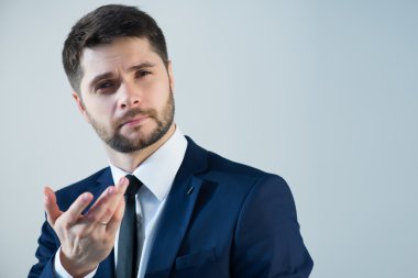 Yakışıklı genç adam.