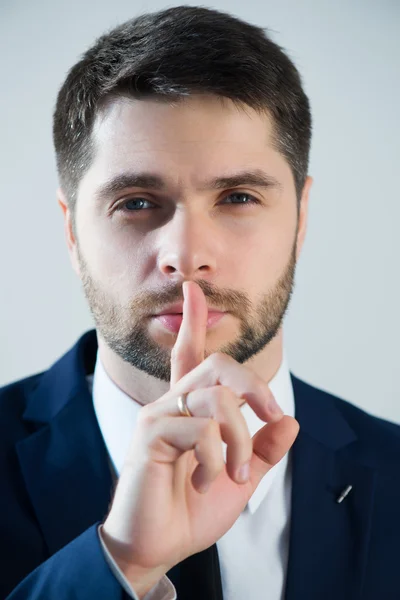 Schöner junger Mann — Stockfoto