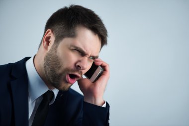 Yakışıklı genç adam.