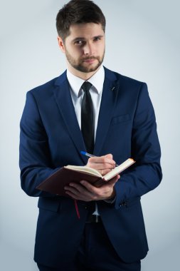 Yakışıklı genç adam.