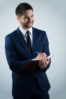 Yakışıklı genç adam.