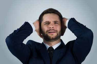 Yakışıklı genç adam.