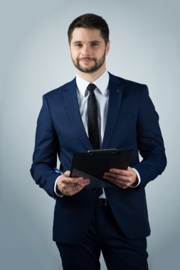 Yakışıklı genç adam.