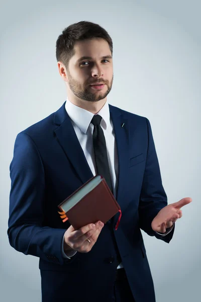 Schöner junger Mann — Stockfoto