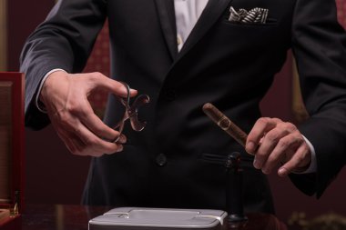 Puro ile yakışıklı adam