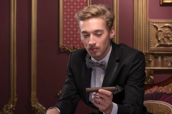 Handsome man with cigar — Stock Photo, Image