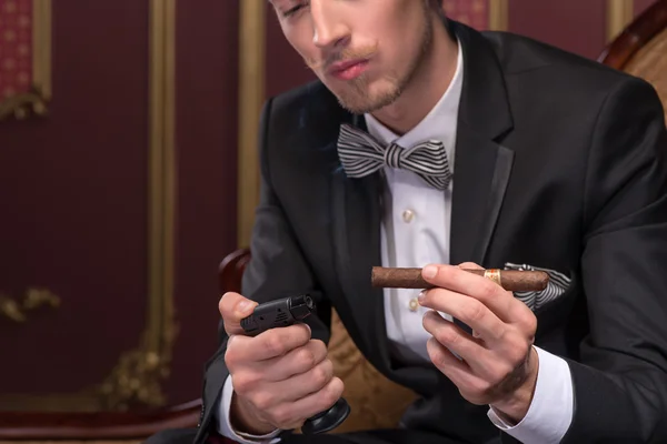 Schöner Mann mit Zigarre — Stockfoto