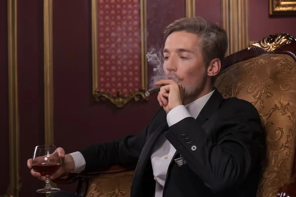 Hombre guapo con cigarro — Foto de Stock