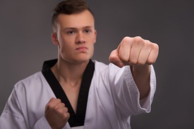 Yakışıklı karate meraklısı