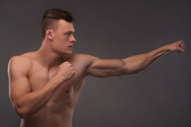 Yakışıklı karate meraklısı