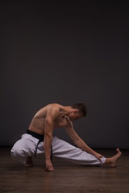 Yakışıklı karate meraklısı