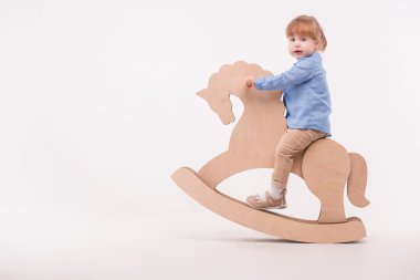 Çocuk oyuncak atı ile