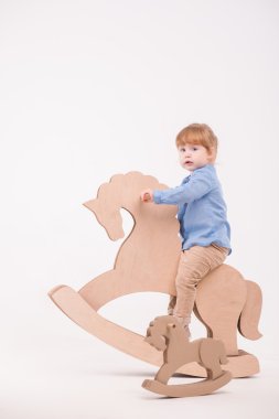 Çocuk oyuncak atı ile