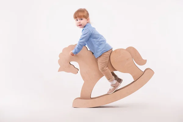 Anak dengan mainan kuda — Stok Foto