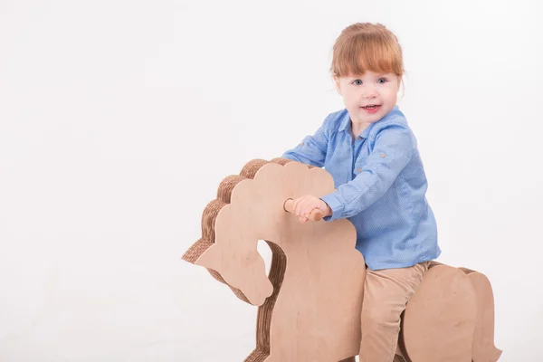 Niño con el caballo de juguete — Foto de Stock