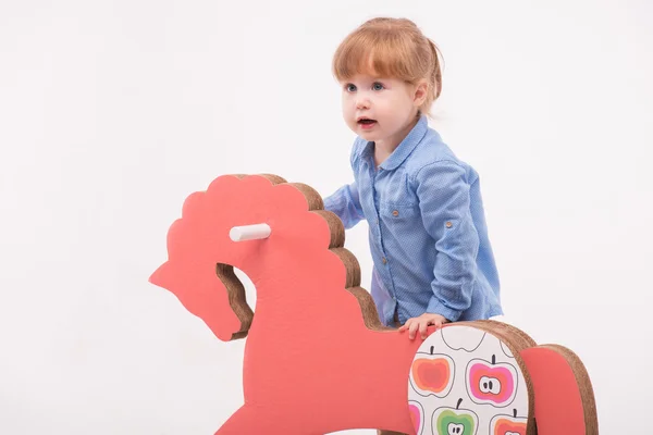 Niño con el caballo de juguete — Foto de Stock