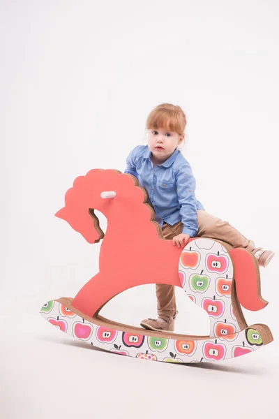 Niño con el caballo de juguete — Foto de Stock