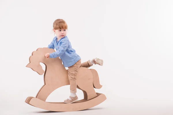 Kind met het speelgoed paard — Stockfoto