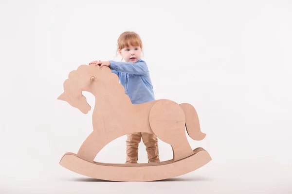 Niño con el caballo de juguete — Foto de Stock