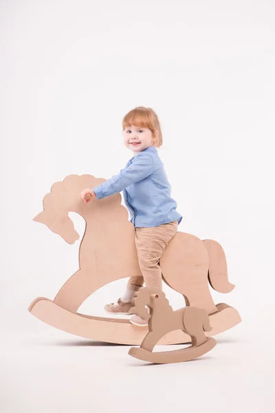 Niño con el caballo de juguete — Foto de Stock