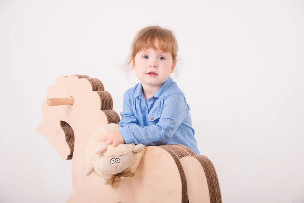 Barn med leksak hästen — Stockfoto