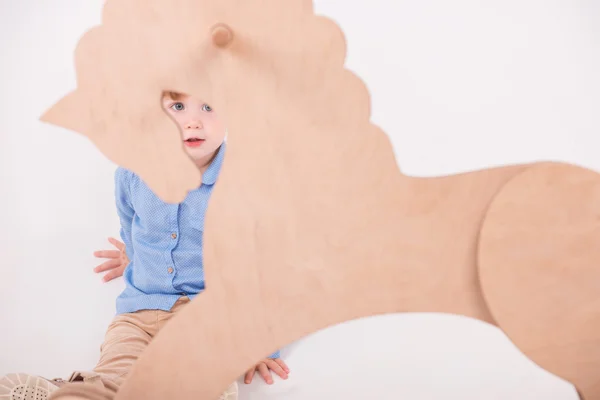 Niño con el caballo de juguete —  Fotos de Stock