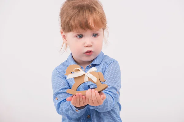 Kind mit dem Spielzeugpferd — Stockfoto