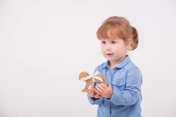 Bambino con il cavallo giocattolo — Foto Stock