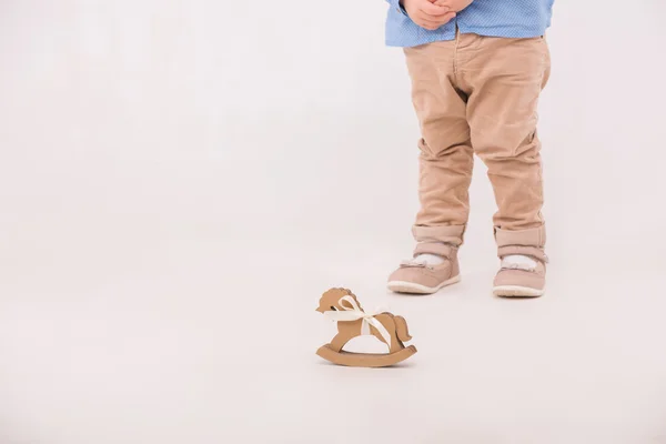 Enfant avec le cheval jouet — Photo