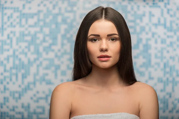 Beautiful girl in the bathroom — Stock Photo, Image