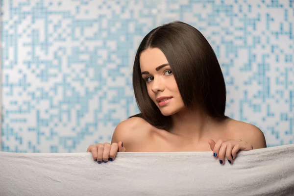 Hermosa chica en el baño — Foto de Stock