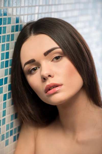 Hermosa chica en el baño — Foto de Stock