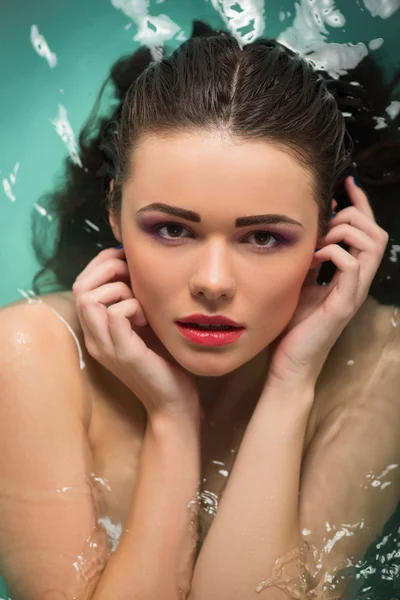 Hermosa chica en el baño — Foto de Stock