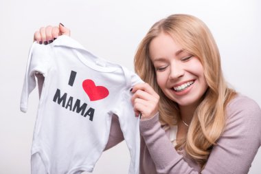 W izole anne seviyorum babysuit tutan genç çekici kadın