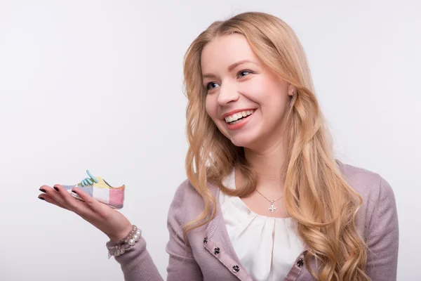 Jonge aantrekkelijke vrouw met baby schoen geïsoleerd op witte backg — Stockfoto