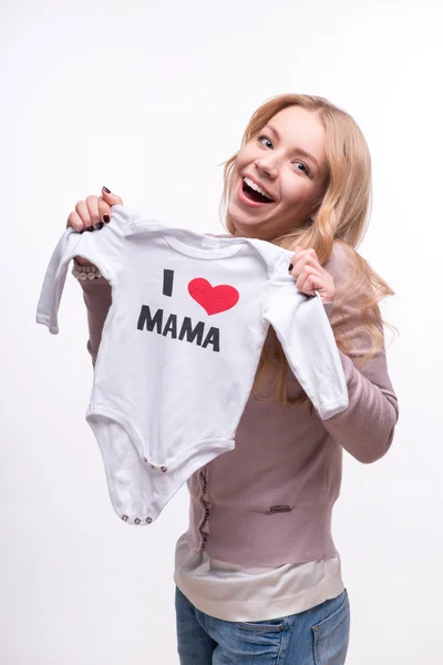 Młoda atrakcyjna kobieta gospodarstwa babysuit kocham mamę na w tle — Zdjęcie stockowe