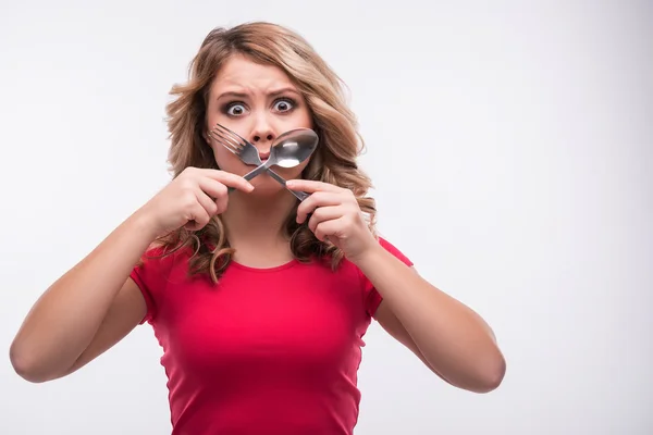 Mladá krásná žena s nožem a vidličkou přešel na ústa, dieta — Stock fotografie