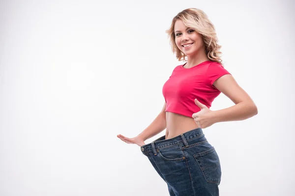 Retrato de cuerpo entero de atractiva mujer joven y sonriente en b — Foto de Stock