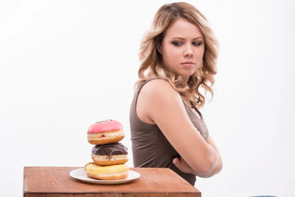 Молодая привлекательная женщина с пончиками изолированы на белой backgrou — стоковое фото