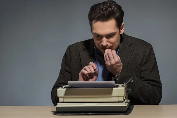 Geïnspireerd auteur werken bij de schrijfmachine — Stockfoto