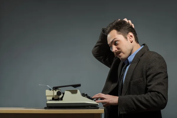 Gelukkig jonge auteur te typen op de typemachine — Stockfoto