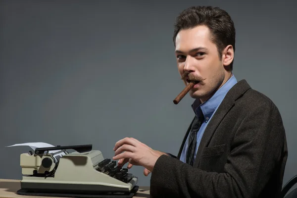 Author smoking cigar at typewriter — Stock Photo, Image