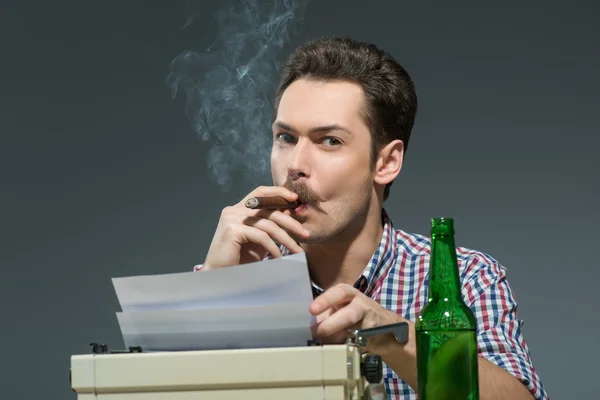 Autor palenie cygar i picie alkoholu na maszynie do pisania — Zdjęcie stockowe