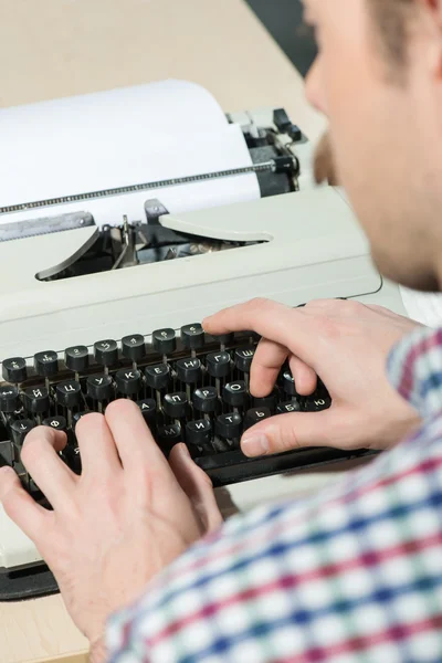 Trabalhando na máquina de escrever de perto — Fotografia de Stock