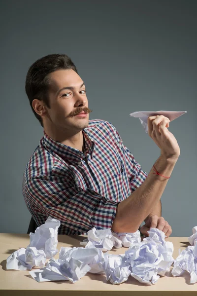 Autor wirft Papierflieger — Stockfoto