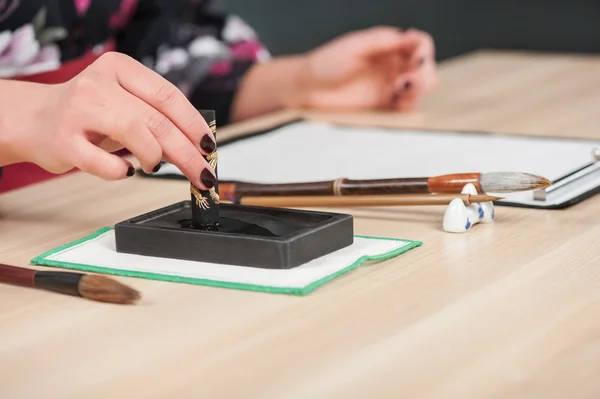 Traditionelle Kalligraphie auf Holztisch — Stockfoto